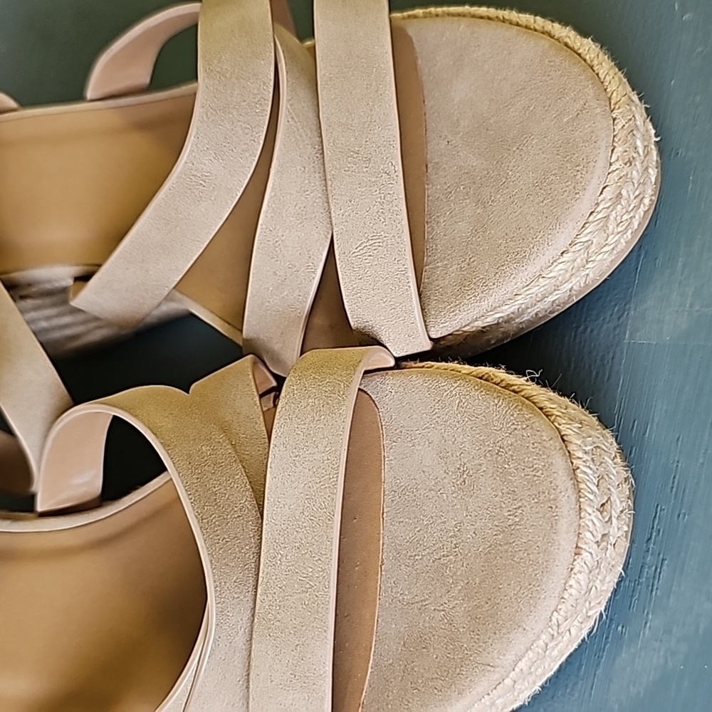 Y- not? Women's sandles,‎  tan size 10. Great used condition.